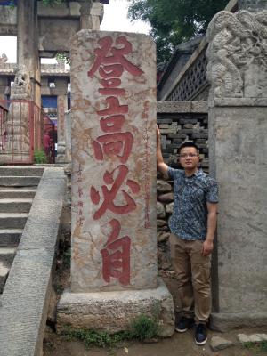 王磊，预备党员，中英1班班长，签约新希望六和集团，同时以398分的成绩考取山东农业大学研究生