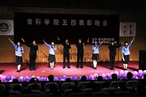 《青年的力量》朗诵