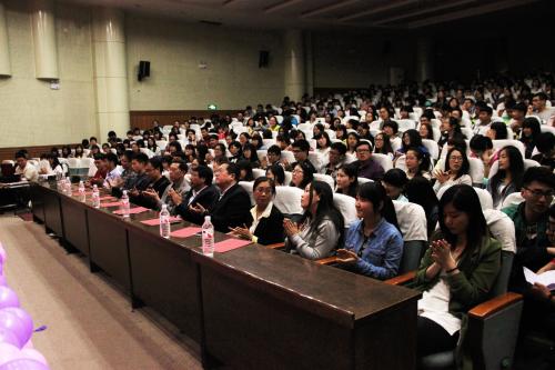 认真观看的食科学子们