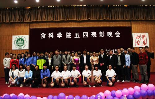 圆满落幕后的演员大合照